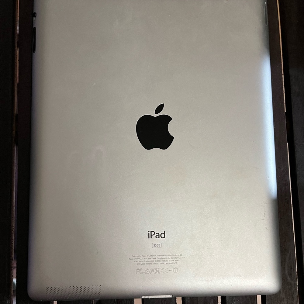 NON-FUNCTIONAL Older Gen IPAD